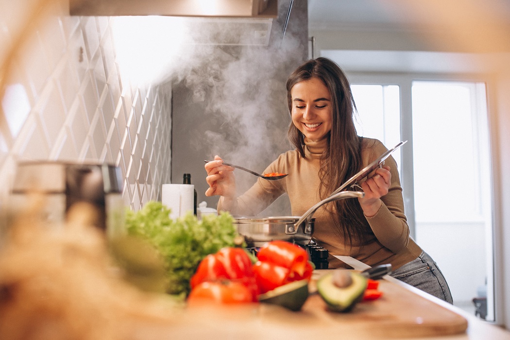 žena vaří zdravé jídlo